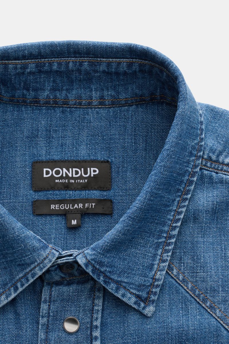 Dondup Jeanshemd 'Camicia' Kent-Kragen blau, Detailaufnahme von oben, reines Baumwoll-Denim, weicher Griff, Regular Fit, Western-Look, aufgesetzte Knopfleiste.