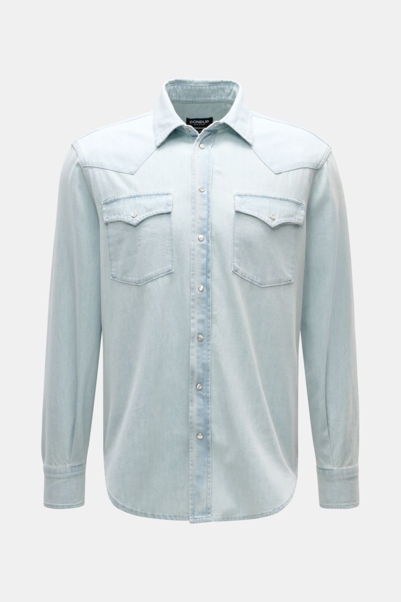 Dondup Jeanshemd Kent-Kragen pastellblau shown from the front, made of pure cotton in slim fit with soft touch, featuring Western-style shoulder yoke, Kent collar, snap button placket, flap chest pockets, classic sport cuffs, back waist darts, and slightl