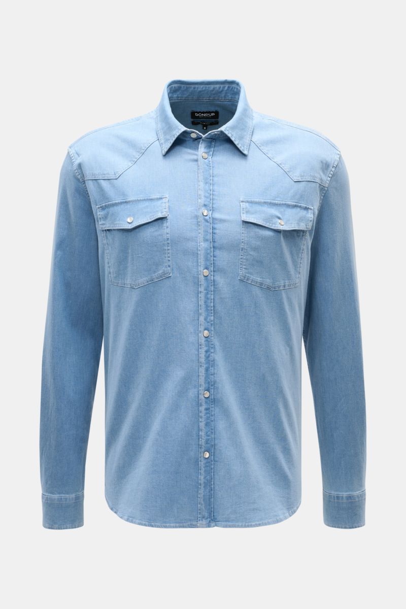 Front view of Dondup Jeanshemd Kent-Kragen rauchblau, a slim fit light blue denim shirt with elastic cotton, soft touch, snap button placket, chest pockets with flaps, classic sport cuffs, Western-style shoulder yoke, back waist darts, and slightly rounde
