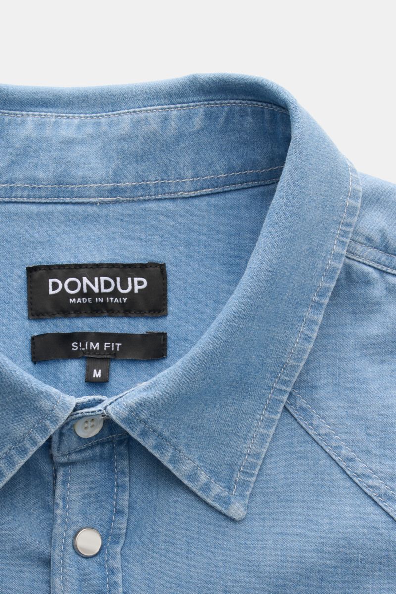 Close-up front view of Dondup Jeanshemd Kent-Kragen rauchblau with slim fit Kent collar, elastic cotton, soft touch, and Western-style shoulder yoke.