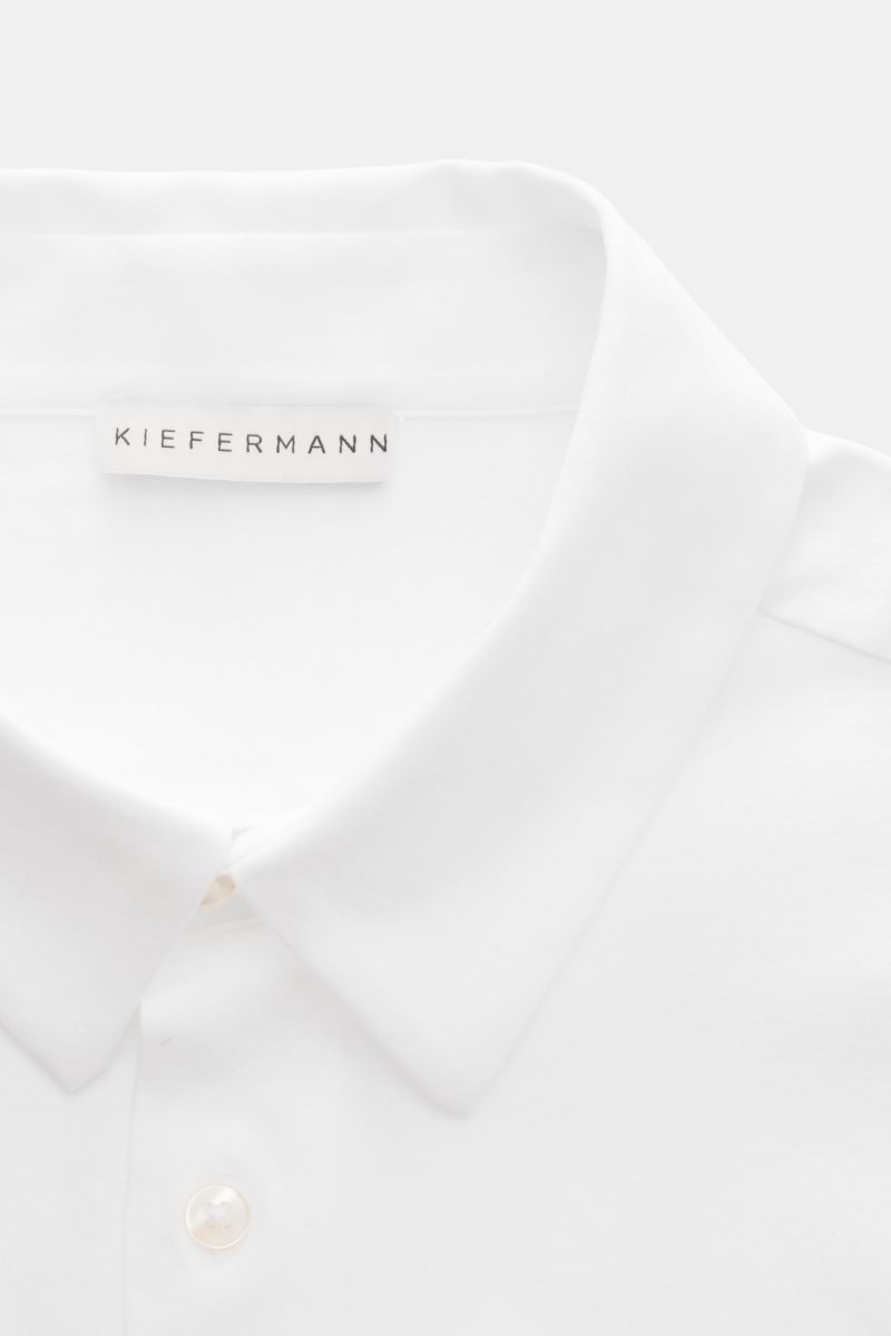 Nahaufnahme des weißen Kiefermann Jersey-Hemd 'Pius' Kent-Kragen, Extra Slim Fit, mercerisierte Baumwolle, dezenter Glanz, glatter Griff.