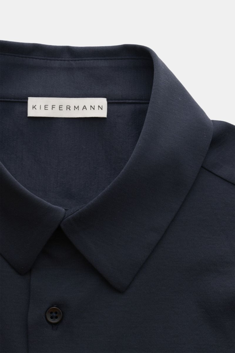 Nahaufnahme des Kiefermann Jersey-Hemd 'Pius' Kent-Kragen navy von oben, aus mercerisierter Baumwolle mit dezentem Glanz.