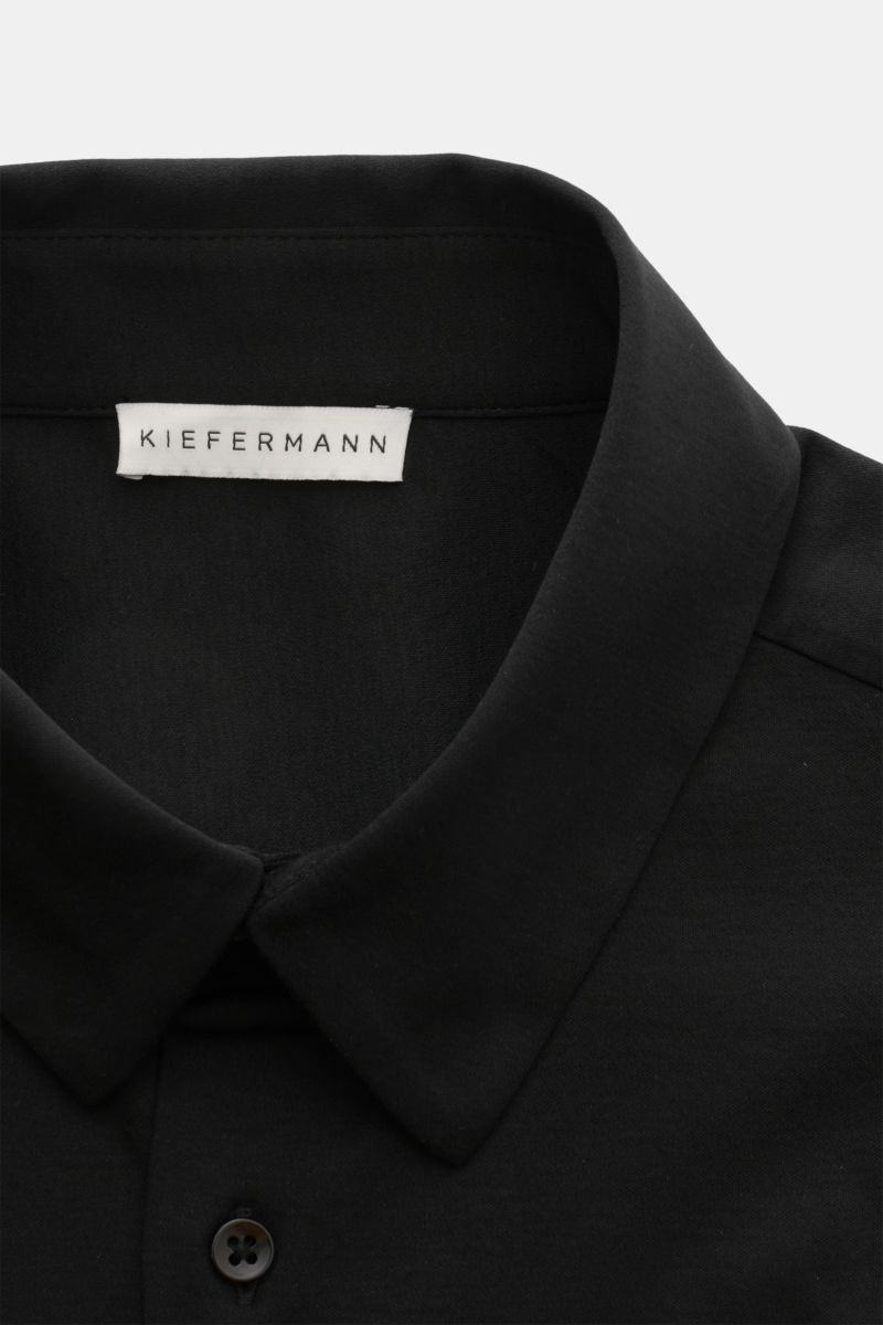Kiefermann Jersey-Hemd 'Pius' Kent-Kragen schwarz in Nahaufnahme von oben, Jersey aus mercerisierter Baumwolle, weicher Griff, dezenter Glanz, Extra Slim Fit.