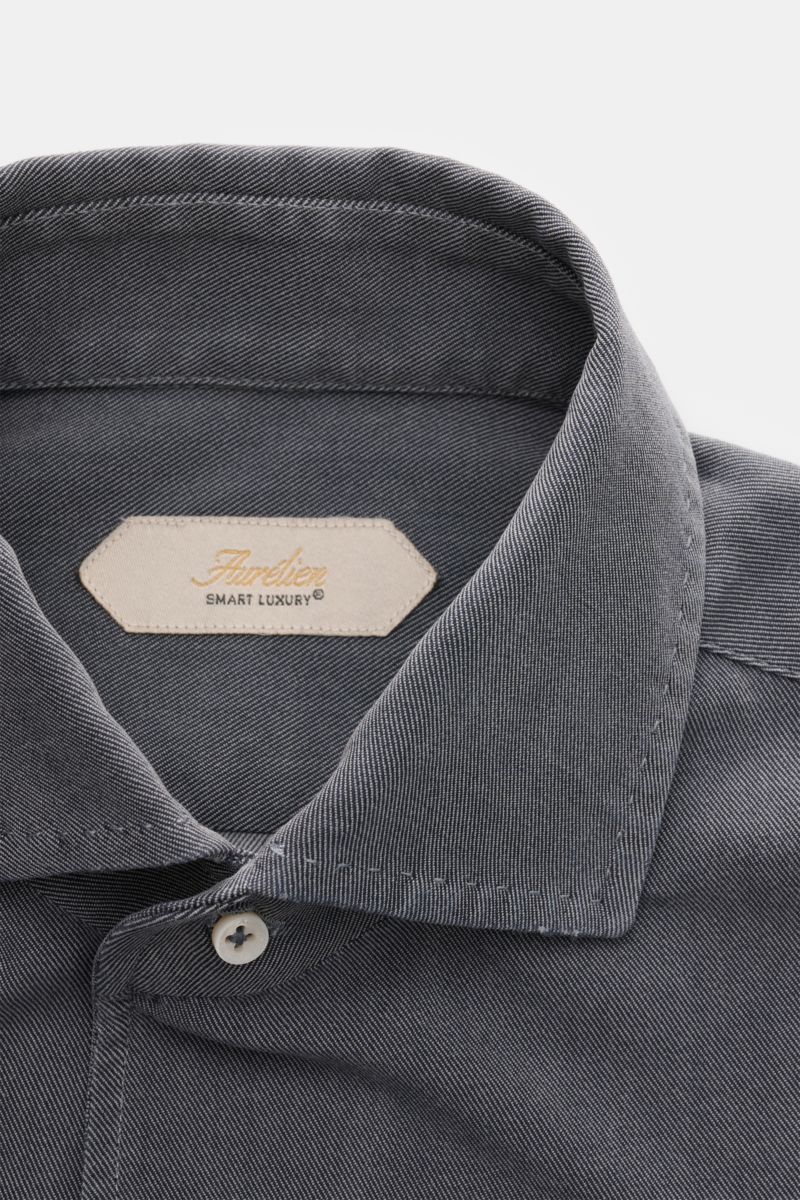 Nahaufnahme des Aurélien Casual Hemd Haifisch-Kragen dunkelgrau aus robustem Baumwoll-Twill mit französischer Knopfleiste, Slim Fit.