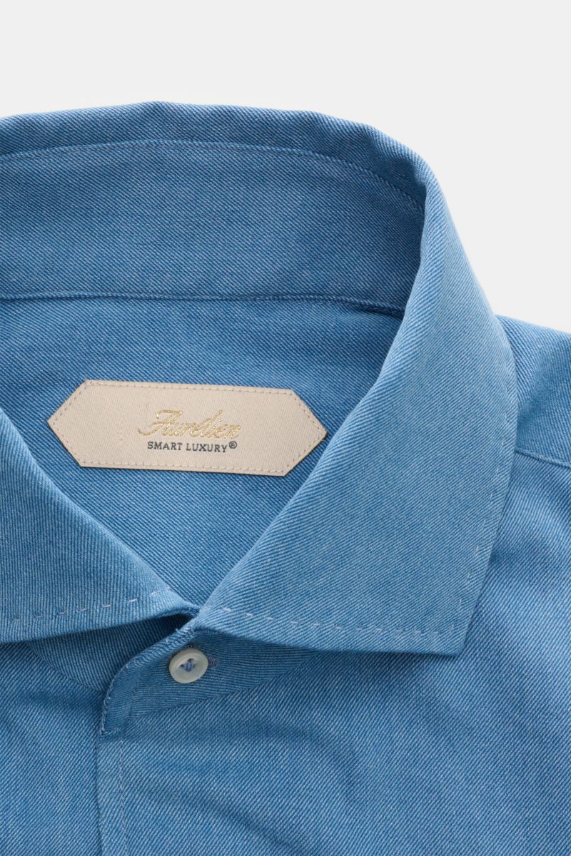 Nahaufnahme aus schräger Vogelperspektive des rauchblauen Aurélien Casual Hemd Haifisch-Kragen aus reinem Baumwoll-Twill mit französischer Knopfleiste.