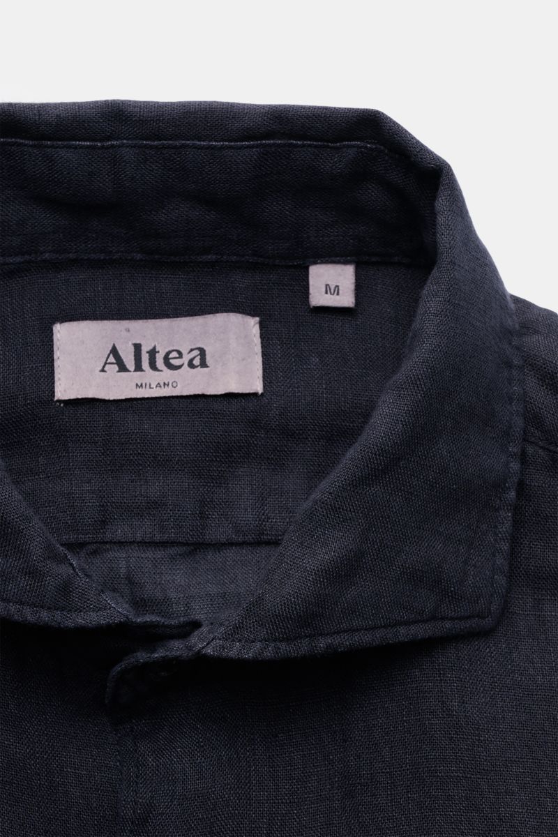 Altea Leinenhemd 'Mercer' Haifisch-Kragen navy, Detailaufnahme des Kragens mit Etikett, reines Leinen, Slim Fit, weicher Griff, leichte Gazebindung.