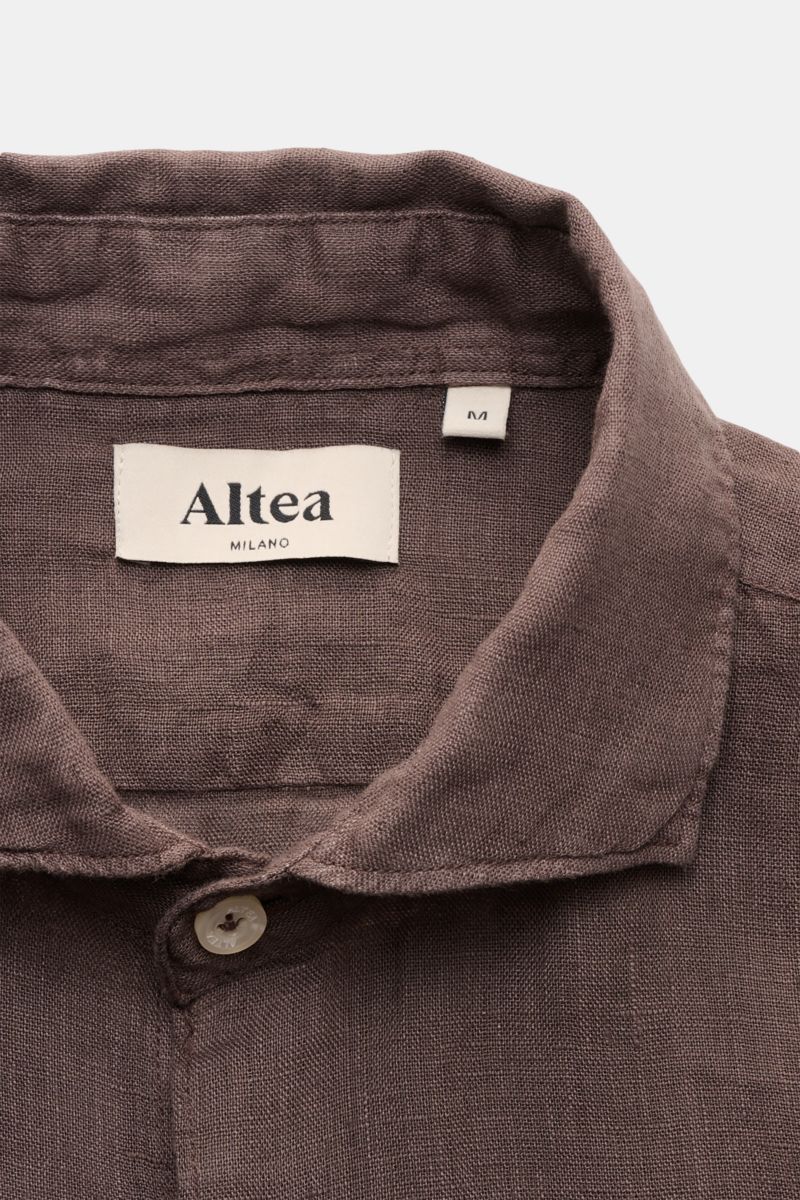Altea Leinenhemd 'Mercer' Haifisch-Kragen graubraun, Nahaufnahme von Kragen und Knopfleiste aus reiner, leichter Leinen-Gaze, Slim Fit.