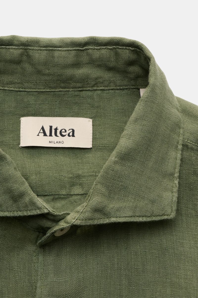 Altea Leinenhemd 'Mercer' Haifisch-Kragen grün, Nahaufnahme von Kragen und Label, reine Leinen-Gaze, Slim Fit, weicher Griff, leichter Beachlook.