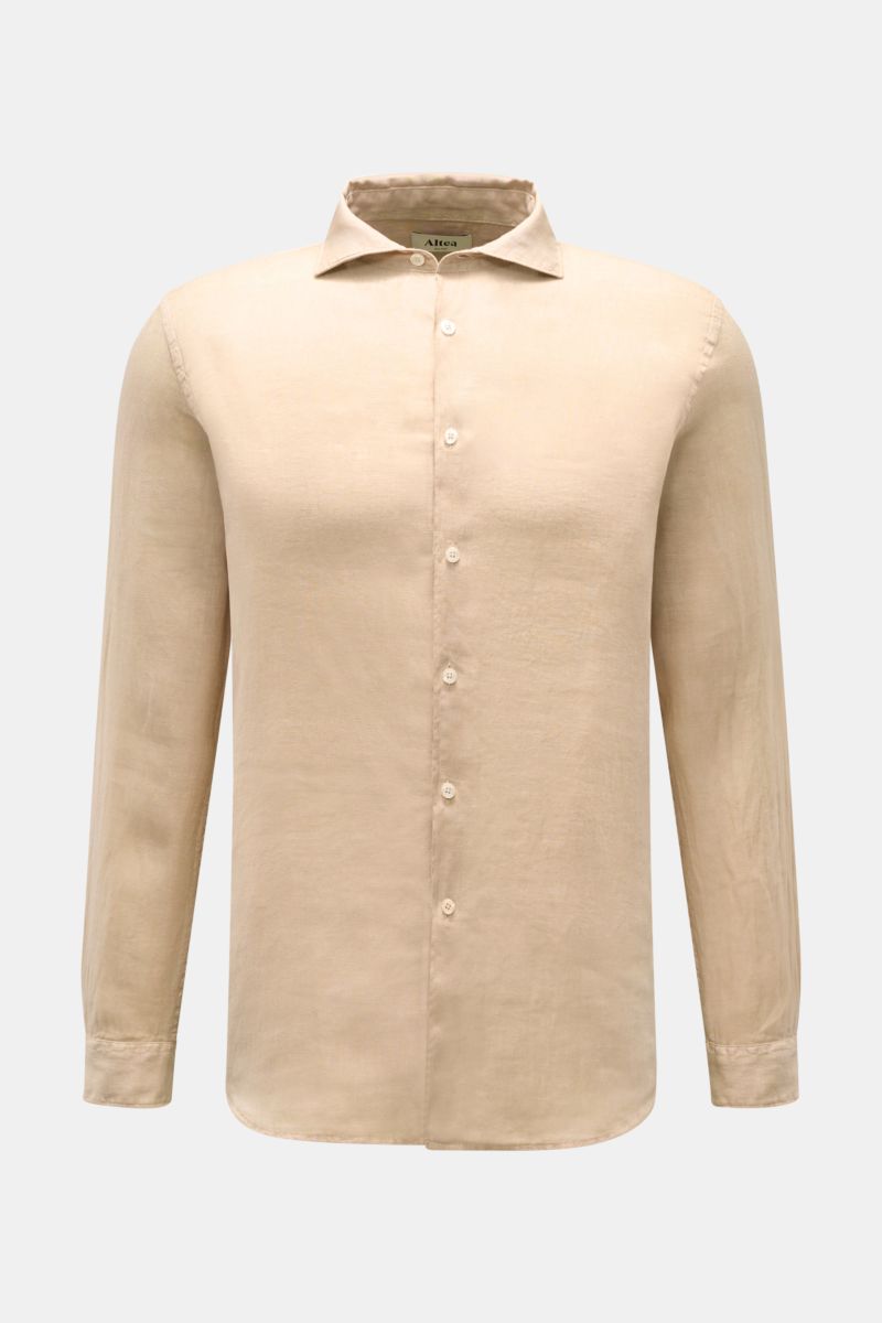 Altea Leinenhemd 'Mercer' Haifisch-Kragen beige, frontal fotografiert, aus reiner Leinen-Gaze, Slim Fit, weicher Griff, leichte Qualität.