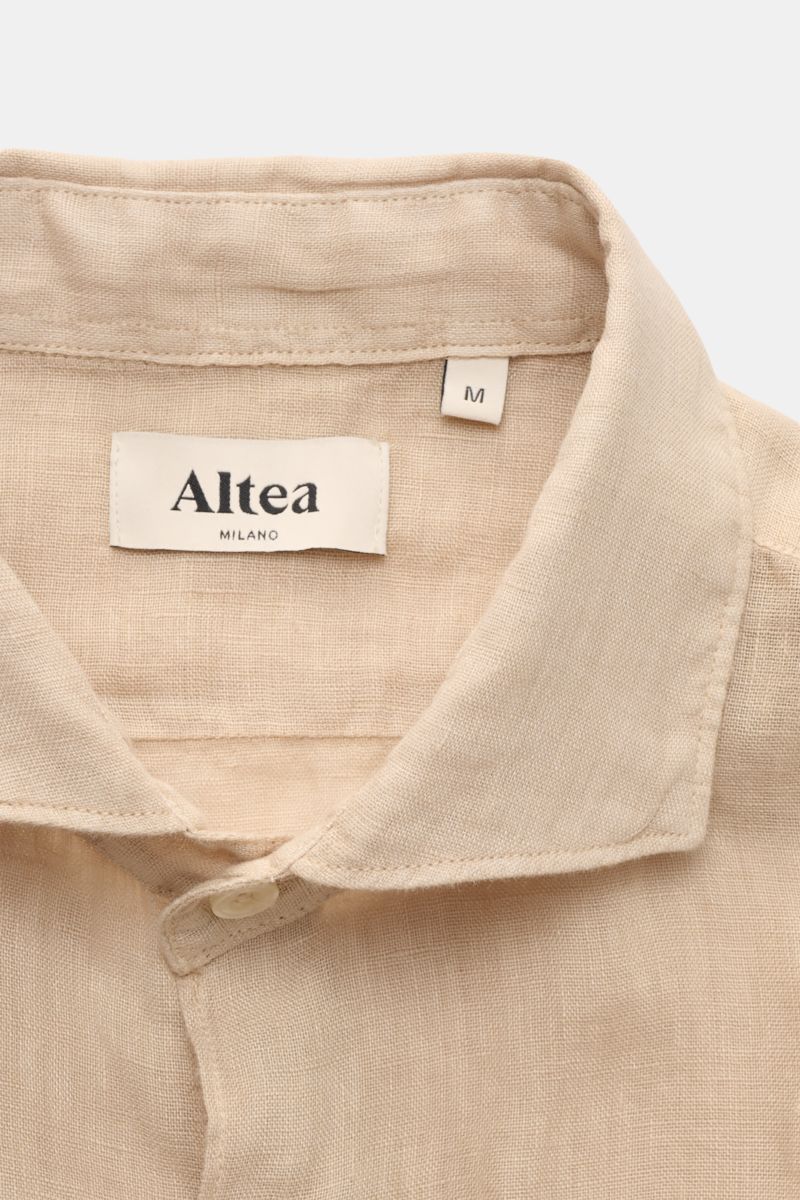 Altea Leinenhemd 'Mercer' Haifisch-Kragen beige, Nahaufnahme von vorne, reine Leinen-Gaze, Slim Fit, weicher Griff, leichte Sommerqualität.