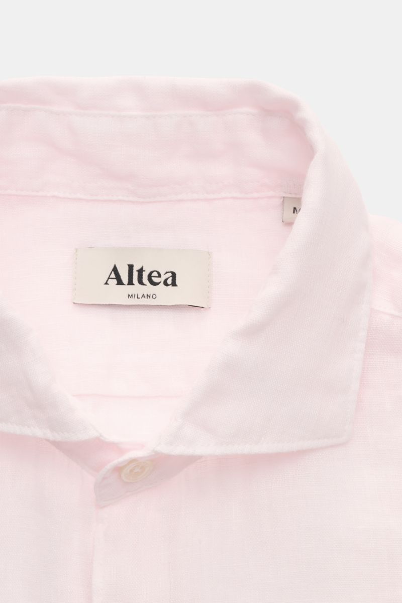 Altea Leinenhemd 'Mercer' Haifisch-Kragen rosé shown from above, highlighting soft, ultra-light pure linen fabric with slim fit and classic sport cuffs. For a summery feel: The airy 'Mercer' shirt by ALTEA boasts pure linen quality in ultra-light gauze we