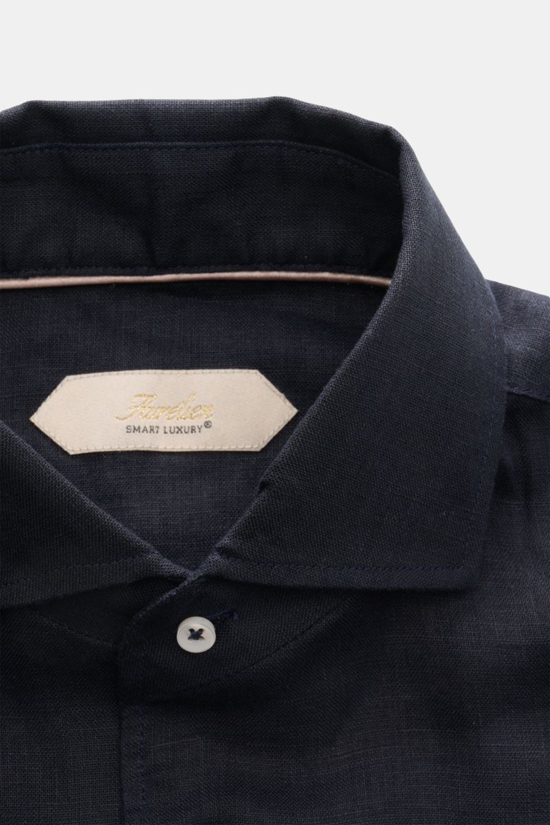 Close-up front view of Aurélien Linen shirt shark collar dark navy showing shark collar, French button placket, and fine linen texture.

Want to get into the holiday mood? With its fine linen fabric, this versatile shirt by the brand AURÉLIEN is an all