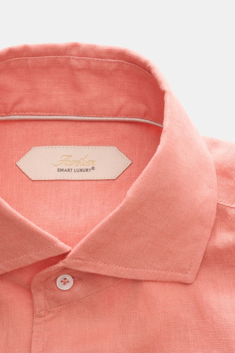 Close-up front view of the Aurélien Linen shirt shark collar coral, showing the shark collar and French button placket.

Want to get into the holiday mood? With its fine linen fabric, this versatile shirt by the brand AURÉLIEN is an all-rounder for off