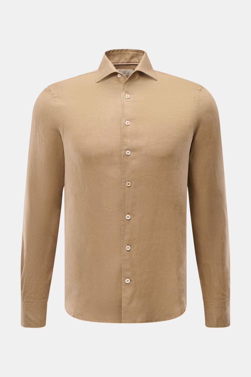 Front view of Aurélien Leinenhemd Haifisch-Kragen sand, a slim fit sand-colored linen shirt with shark collar, French placket, classic sport cuffs, back waist darts, and rounded hem, ideal for office and leisure in warm weather. Ein wenig Urlaubsfeelin