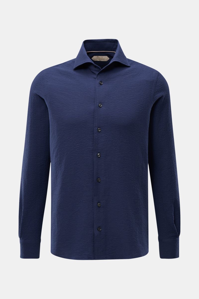 Front view of Aurélien Seersucker-Hemd Haifisch-Kragen dunkelblau, a dark blue seersucker cotton shirt with slim fit and shark collar.

Description:  
Sommerlicher Eyecatcher: Das Hemd von AURÉLIEN überzeugt mit charakteristischem Seersucker-Design und