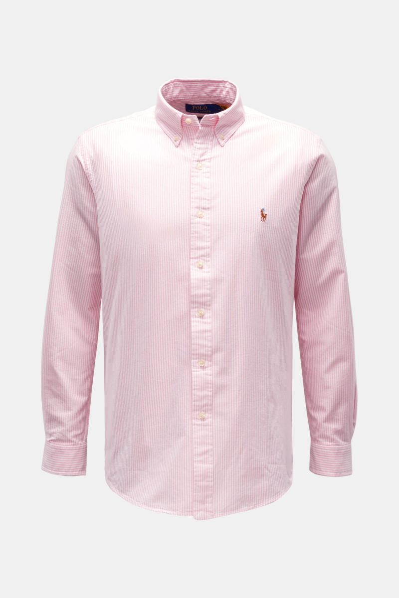 Polo Ralph Lauren Oxfordhemd Button-Down-Kragen rosé/weiß gestreift, front view, slim fit cotton shirt with soft touch, classic sports cuffs, multicolored stitching, and rounded hem.

Zeitloser Allrounder: Das Oxford-Hemd von POLO RALPH LAUREN verbinde