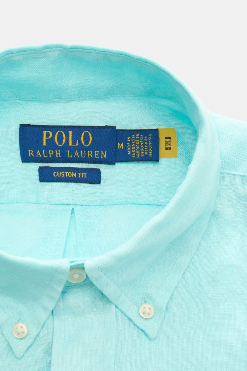 Alt tag (125 characters):
Close-up top view of Polo Ralph Lauren Leinenhemd Button-Down-Kragen türkis showing collar, buttons, and fabric texture.

Additional description:
Sommerliche Leichtigkeit: Das Leinenhemd von POLO RALPH LAUREN überzeugt mit luf