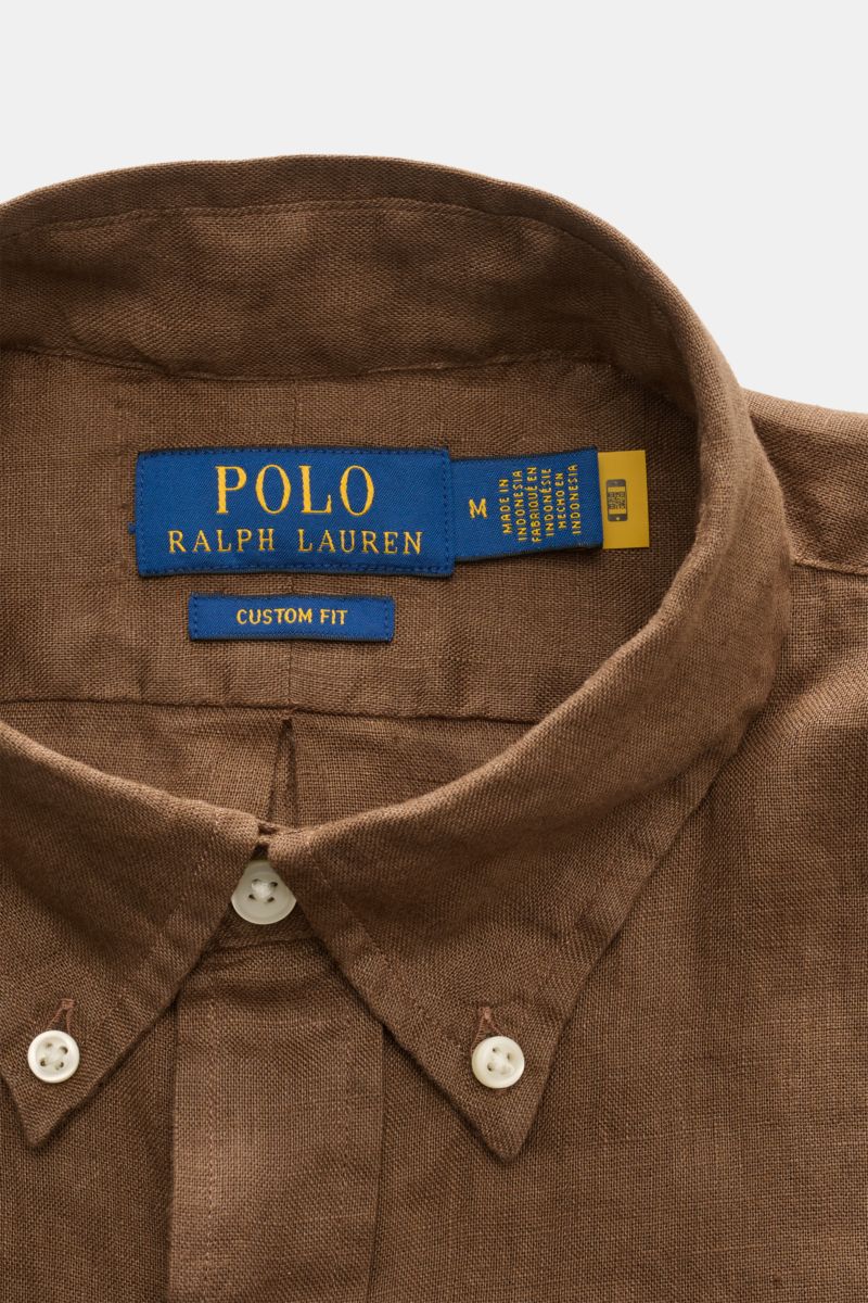 Close-up front view of Polo Ralph Lauren Leinenhemd Button-Down-Kragen braun showing brown linen fabric, button-down collar, and white buttons. Dieses Leinenhemd von POLO RALPH LAUREN ist eine Bereicherung für jede Sommergarderobe und bringt bei unverg