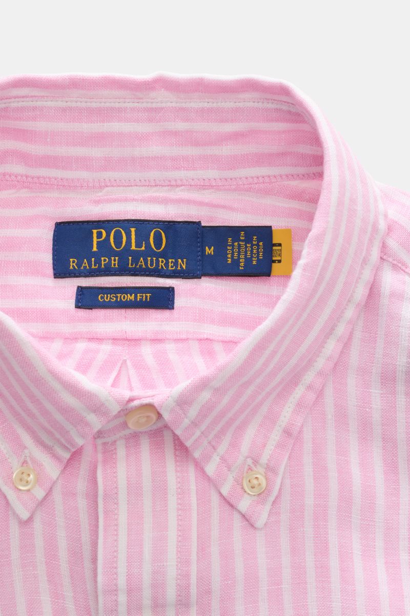 Close-up from above of Polo Ralph Lauren Leinenhemd Button-Down-Kragen rosé/weiß gestreift shirt collar and labels, showcasing fine linen fabric and button details.

Klassiker für den Sommer von POLO RALPH LAUREN: Dieses minimalistische Slim Fit Hemd a