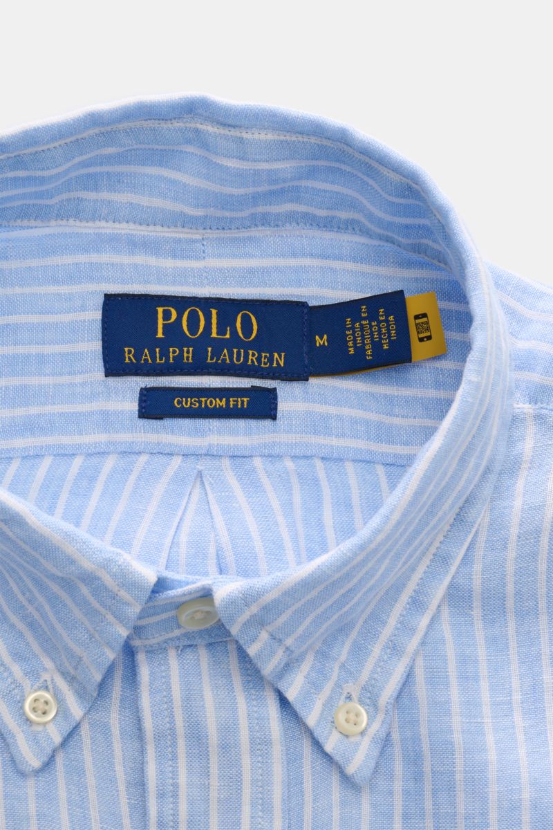 Close-up front view of Polo Ralph Lauren Linen shirt button-down collar light blue/white striped showing collar, buttons, and brand labels.

A summer classic from POLO RALPH LAUREN: This minimalist slim fit shirt in the finest linen with button-down co