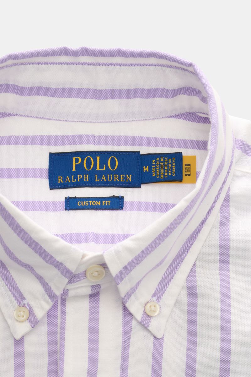 Close-up front view of Polo Ralph Lauren Casual Hemd Button-Down-Kragen flieder/weiß gestreift collar and label.

Stilvoll durch den Sommer: Das Slim-Fit-Hemd von POLO RALPH LAUREN ergänzt Ihre Garderobe mit feiner Baumwollqualität und markentypischem 