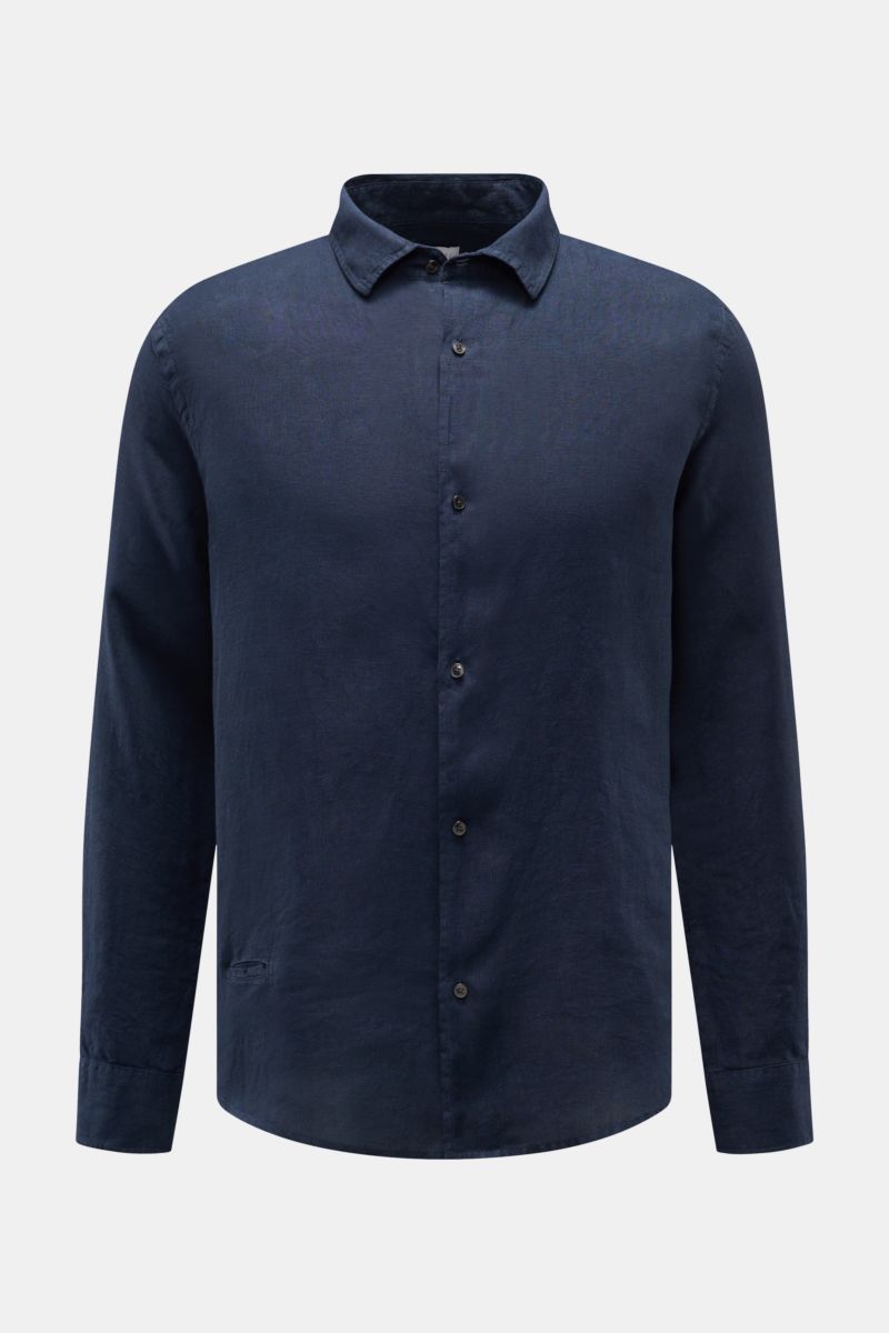 Front view of a navy linen shirt with narrow collar and button-down front, called 04651/ A trip in a bag Leinenhemd schmaler Kragen navy, showcasing its airy texture and classic fit. Mühelose 