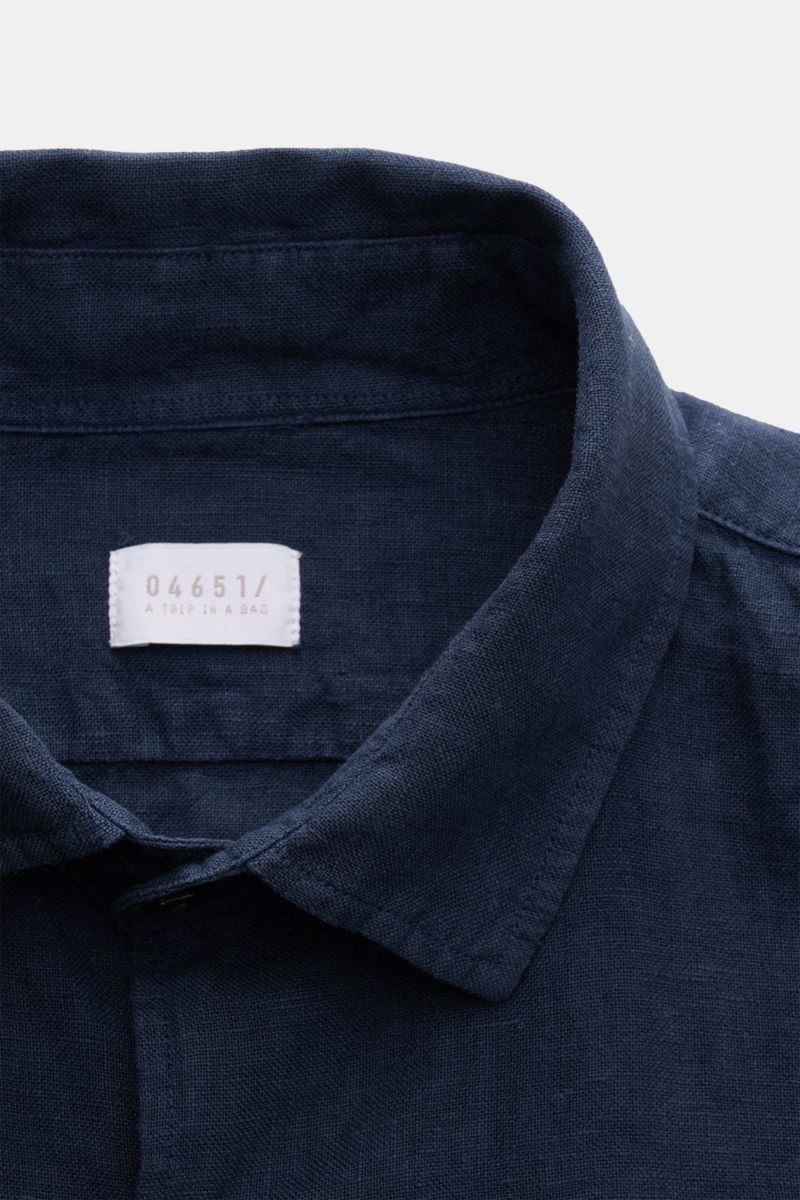 Close-up front view of the navy 04651/ A trip in a bag Leinenhemd schmaler Kragen navy showing the narrow collar and linen texture.

Additional description: Mühelose Leichtigkeit