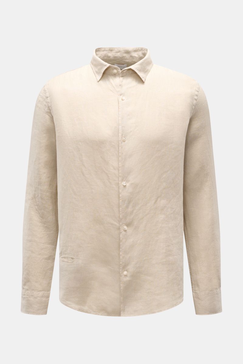 Front view of 04651/ A trip in a bag Leinenhemd schmaler Kragen sand, a sand-colored linen shirt with narrow collar, French placket, and classic cuffs, featuring a breathable, lightweight texture for a relaxed summer look. 