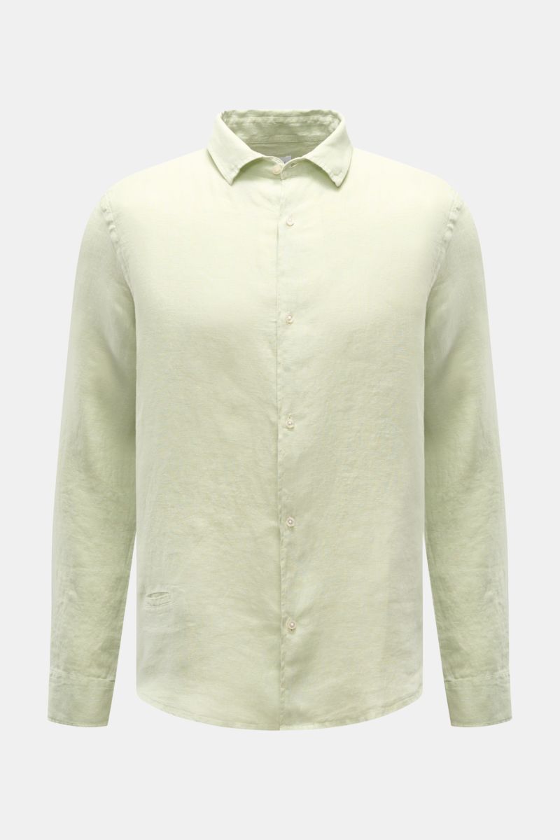 Front view of the 04651/ A trip in a bag Leinenhemd schmaler Kragen pastellgrün, a pastel green linen shirt with narrow collar and button placket.

Additional description: Mühelose Leic
