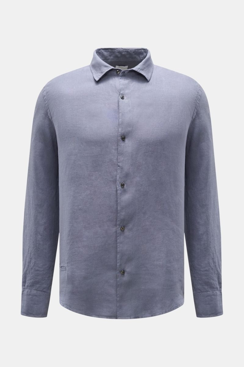 Front view of the 04651/ A trip in a bag Leinenhemd schmaler Kragen rauchblau, a smoke blue linen shirt with a narrow collar and button placket. Mühelose Leichtigkeit