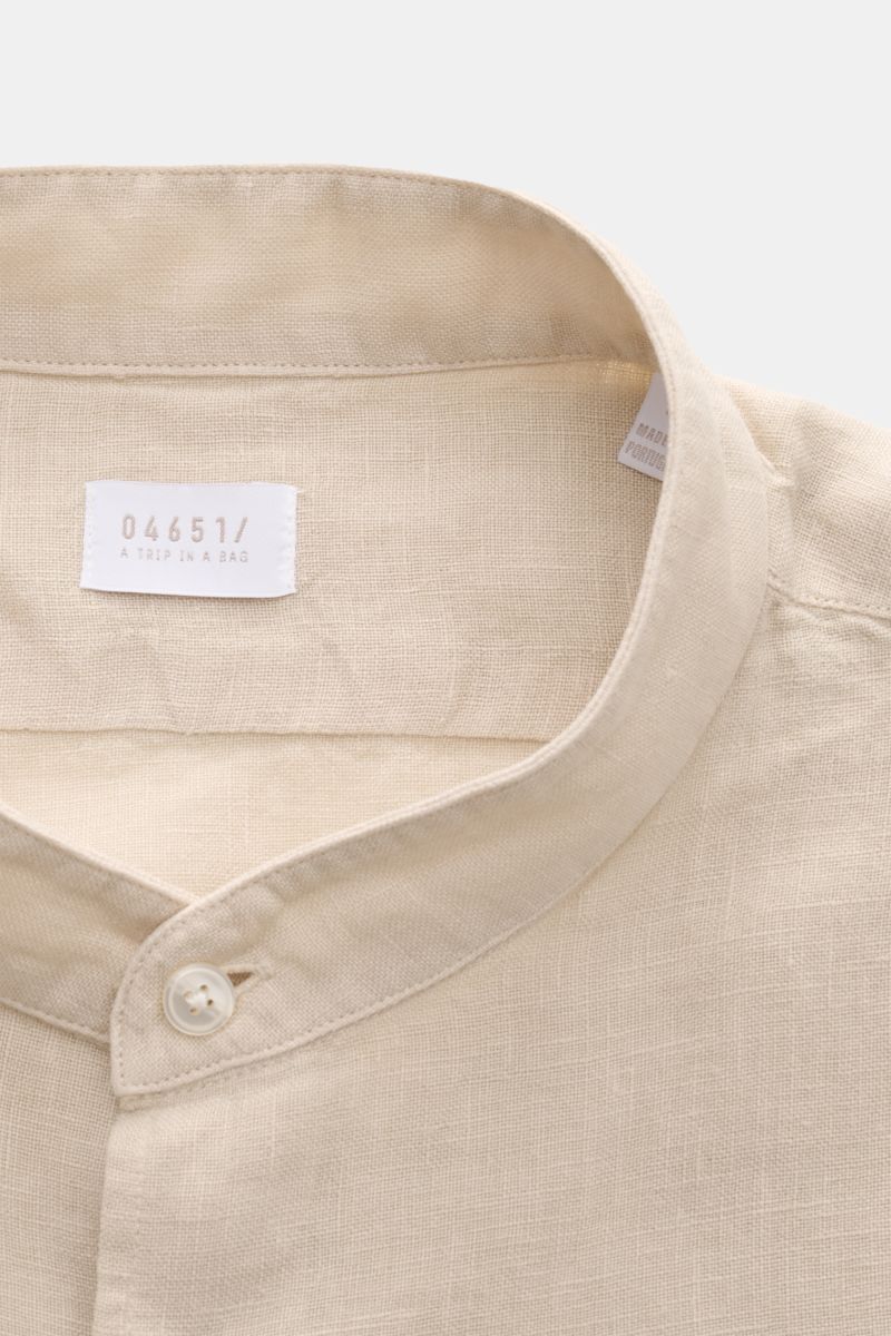 Close-up front view of the 04651/ A trip in a bag Linen shirt 'Linen Guru' grandad collar beige, made of pure linen with a soft feel and French button placket. 

Description: Summer for your skin: The airy casual shirt 'Linen Guru' by 04651/ A TRIP IN 