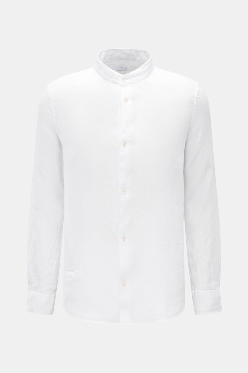 Front view of the 04651/ A trip in a bag Linen shirt 'Linen Guru' grandad collar white, a pure linen casual shirt with soft feel and regular fit. Summer for your skin: The airy casual shirt 'Linen Guru' by 04651/ A TRIP IN A BAG is made of pure linen fabr