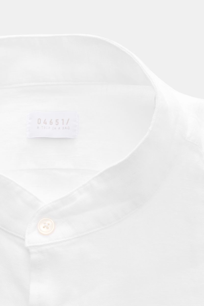 Close-up front view of 04651/ A trip in a bag Linen shirt 'Linen Guru' grandad collar white showing soft pure linen fabric and single button.

Description: Summer for your skin: The airy casual shirt 'Linen Guru' by 04651/ A TRIP IN A BAG is made of pu