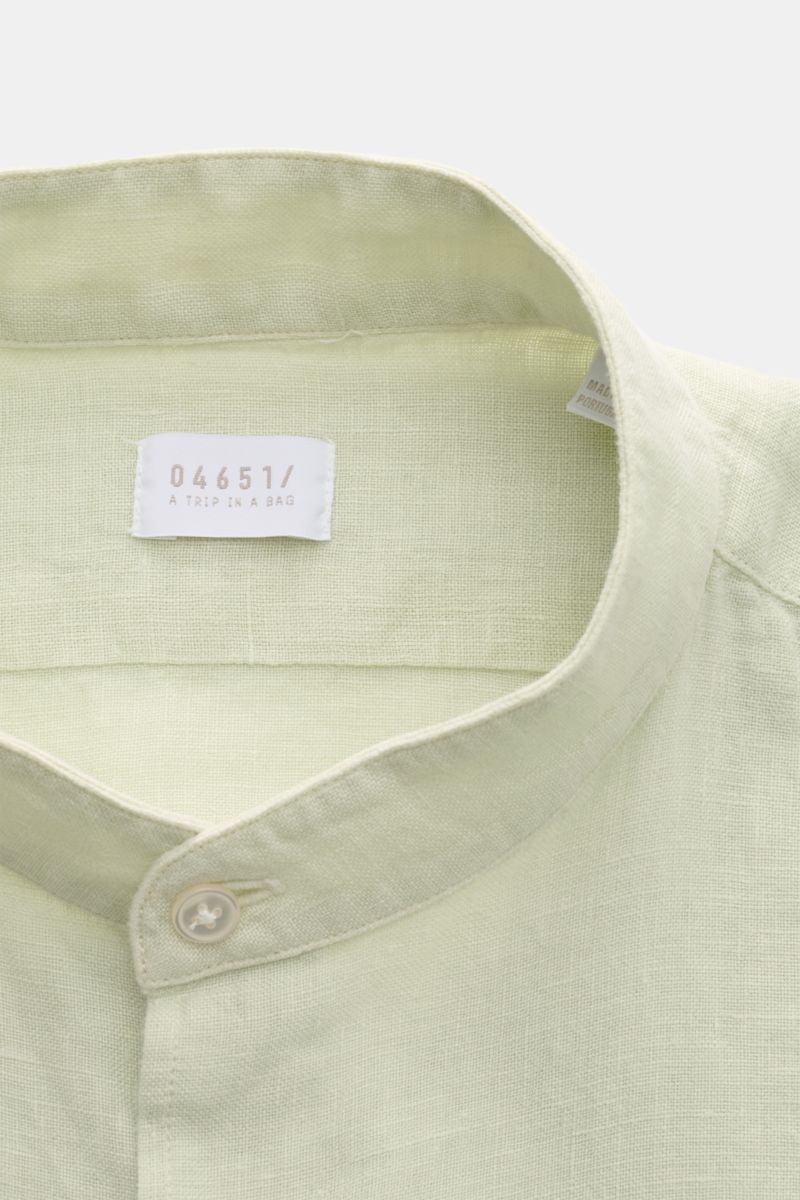 Close-up front top view of 04651/ A trip in a bag Linen shirt 'Linen Guru' grandad collar pastel green in pure linen with soft feel and French button placket. Summer for your skin: The airy casual shirt 'Linen Guru' by 04651/ A TRIP IN A BAG is made of pu