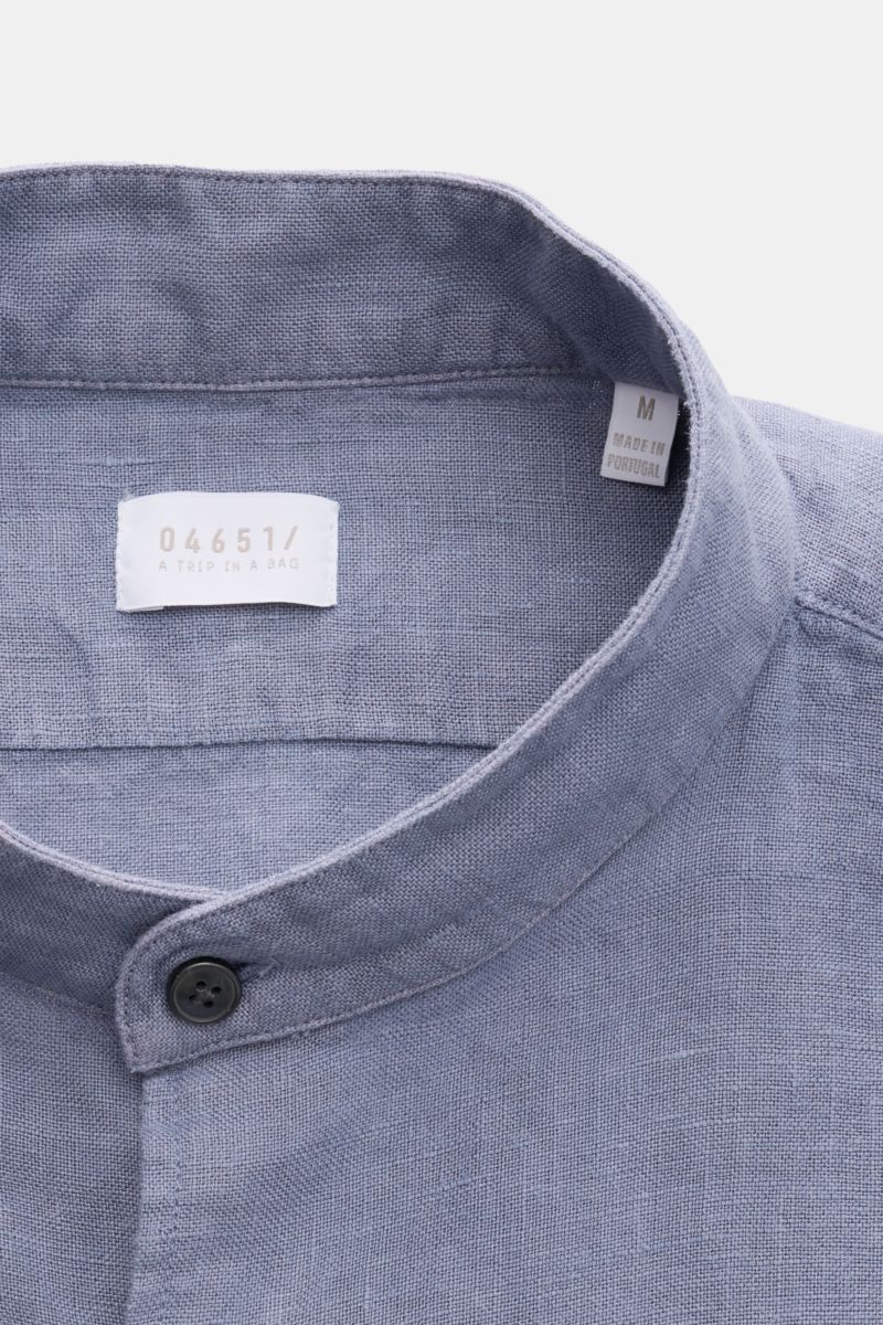 Close-up front view of the grey-blue 04651/ A trip in a bag Linen shirt 'Linen Guru' grandad collar made of pure linen with soft feel, regular fit, French button placket, small welt pocket, classic barrel cuffs, woven label in side seam, slightly rounded 