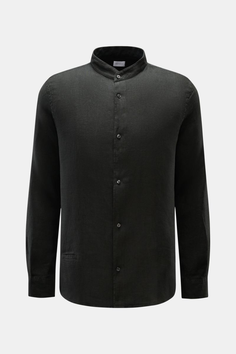 Front view of the 04651/ A trip in a bag Leinenhemd 'Linen Guru' Grandad-Kragen schwarz, a black linen casual shirt with a grandad collar, French button placket, small welt pocket, classic sport cuffs, soft feel, regular fit, slightly rounded hem, and sho