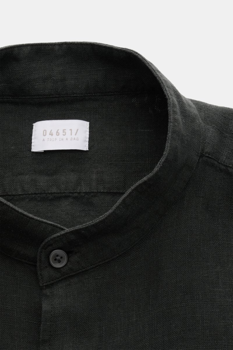 Close-up front view of 04651/ A trip in a bag Leinenhemd 'Linen Guru' Grandad-Kragen schwarz, a black linen casual shirt with a soft feel, regular fit, Grandad collar, French placket, small welt pocket, classic sport cuff, side seam label, rounded hem, an