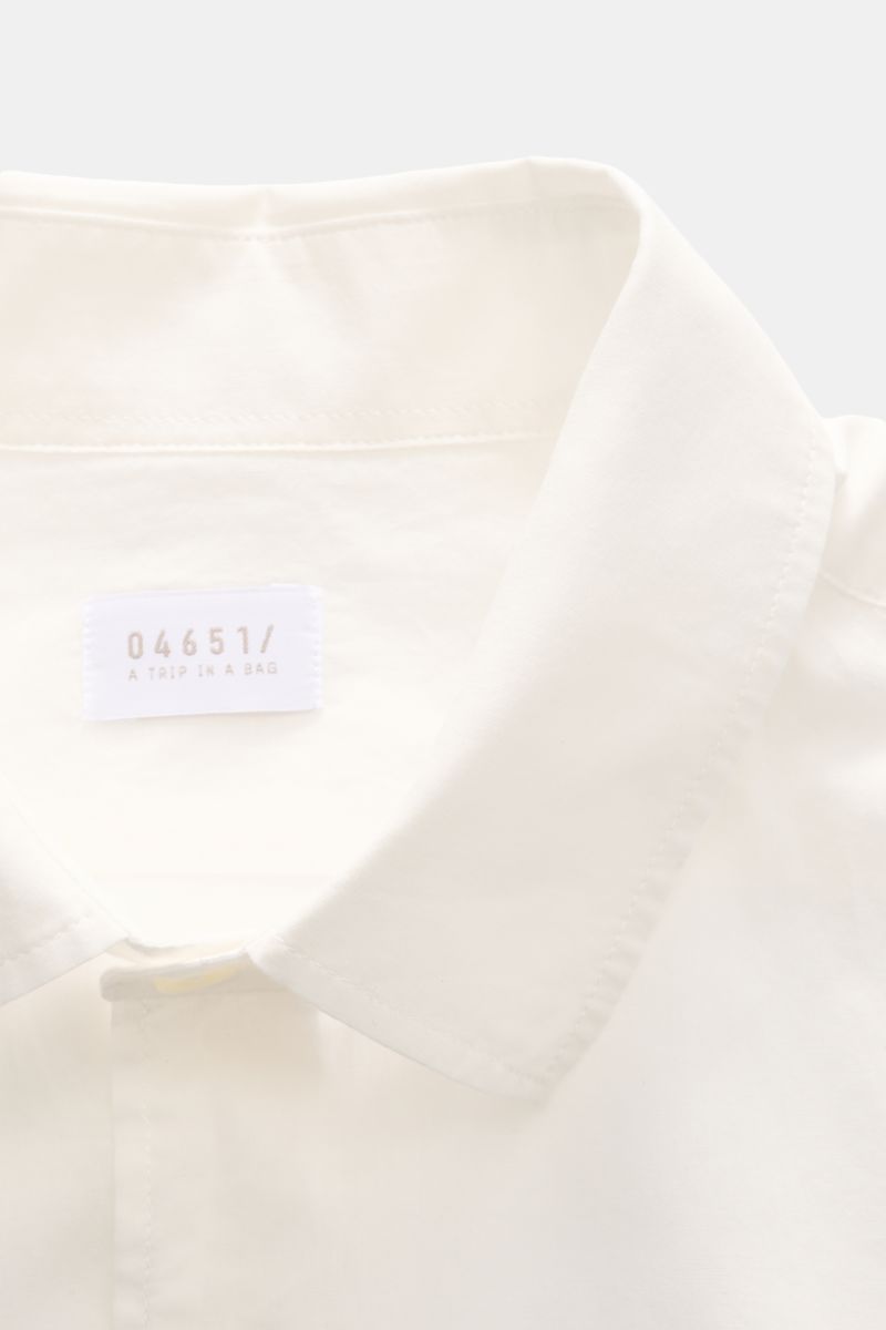 Close-up front view of the collar and label of the 04651/ A trip in a bag Casual shirt 'Cloudy Shirt' slim collar off-white.

Lightweight and comfortable for hot days: The casual shirt 'Cloudy Shirt' by 04651/ A TRIP IN A 