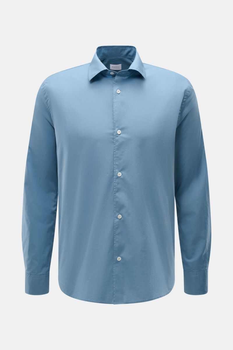 Front view of the 04651/ A trip in a bag Casual shirt 'Cloudy Shirt' slim collar smoky blue, lightweight cotton fabric.

Lightweight and comfortable for hot days: The casual shirt 'Cloudy Shirt' by 04651/ A TRIP IN A BAG h