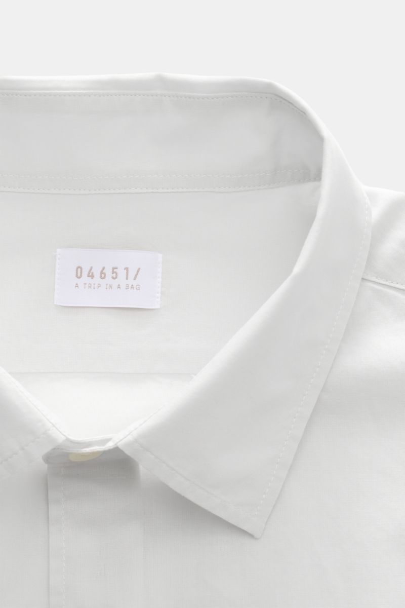 Close-up front view of the collar and label of the 04651/ A trip in a bag Casual shirt 'Cloudy Shirt' slim collar light grey.

Lightweight and comfortable for hot days: The casual shirt 'Cloudy Shirt' by 04651/ A TRIP IN A