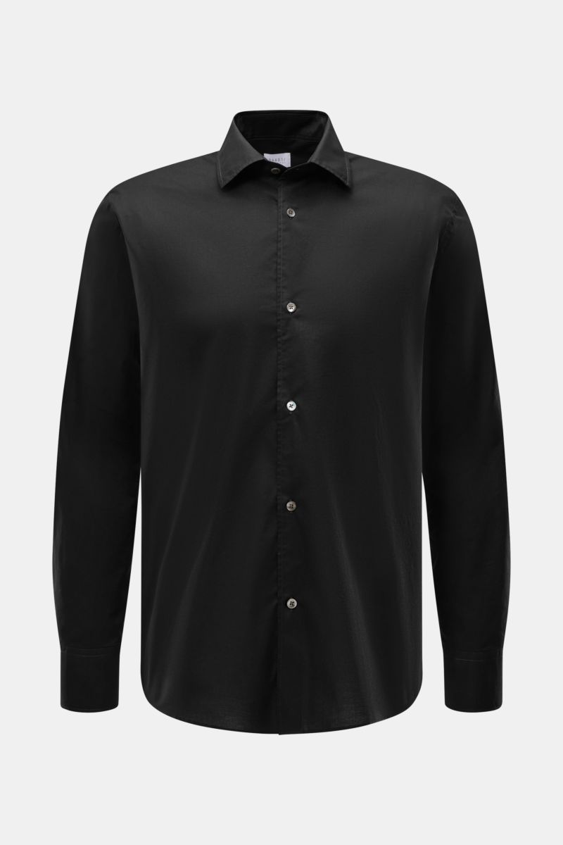 Front view of the 04651/ A trip in a bag Casual shirt 'Cloudy Shirt' slim collar black, lightweight cotton with French button placket.

Lightweight and comfortable for hot days: The casual shirt 'Cloudy Shirt' by 04651/ A 
