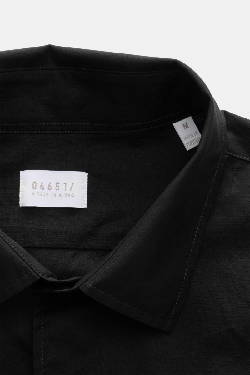 Close-up front view of the collar and label of the 04651/ A trip in a bag Casual shirt 'Cloudy Shirt' slim collar black, made of lightweight pure cotton with a French button placket.

Additional description:
Lightweight an