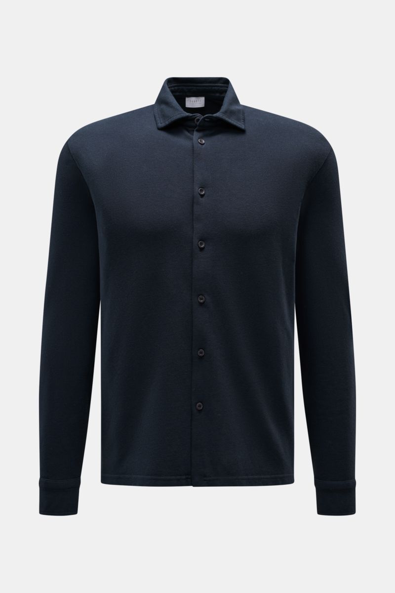 Front view of the 04651/ A trip in a bag Piqué shirt slim collar navy in pure cotton piqué, garment-dyed with narrow collar and French button placket.