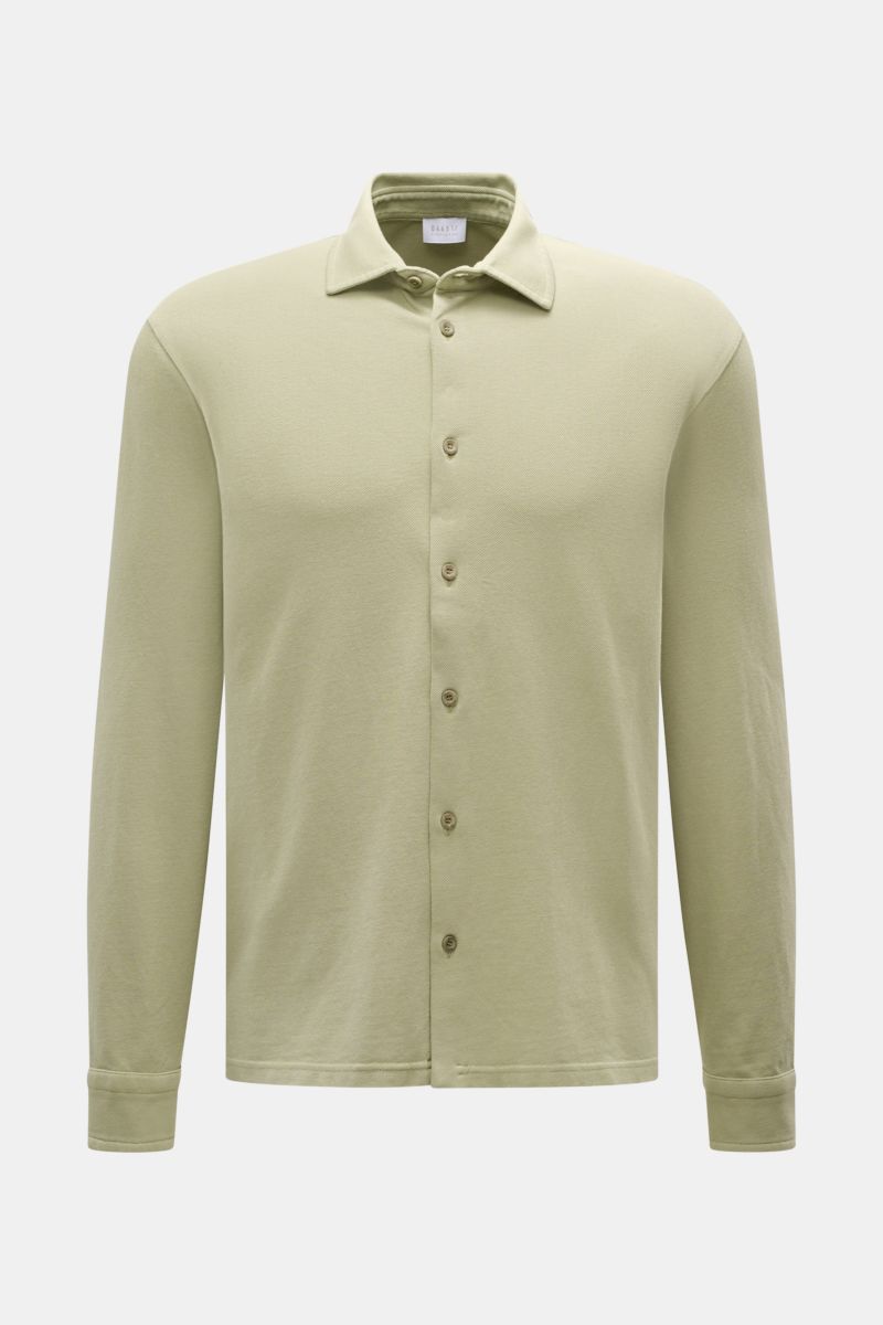 Front view of 04651/ A trip in a bag Piqué shirt slim collar sage in pure cotton piqué, relaxed fit with narrow collar and classic barrel cuffs.

Casual everyday basic by 04651/ A TRIP IN A BAG: This casual shirt in pure cotton piqué has an attractive 