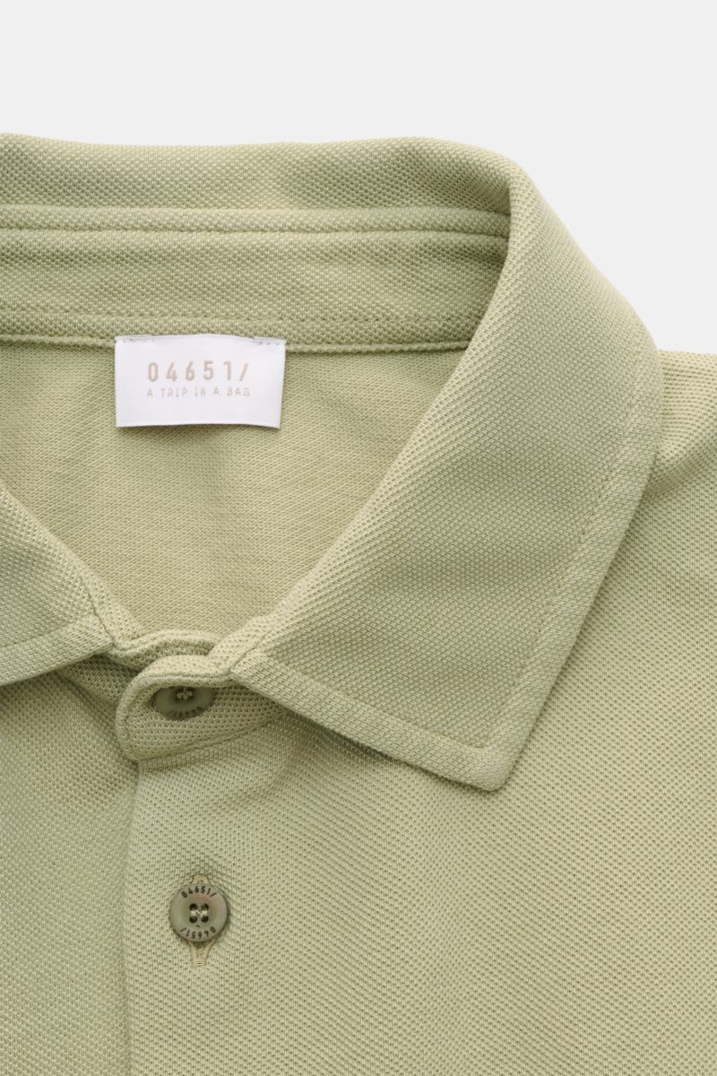 Close-up front view of the collar and buttons of the 04651/ A trip in a bag Piqué shirt slim collar sage in pure cotton piqué with garment-dyed fabric, narrow collar, French button placket, and fine texture. 

Casual everyday basic by 04651/ A TRIP IN 