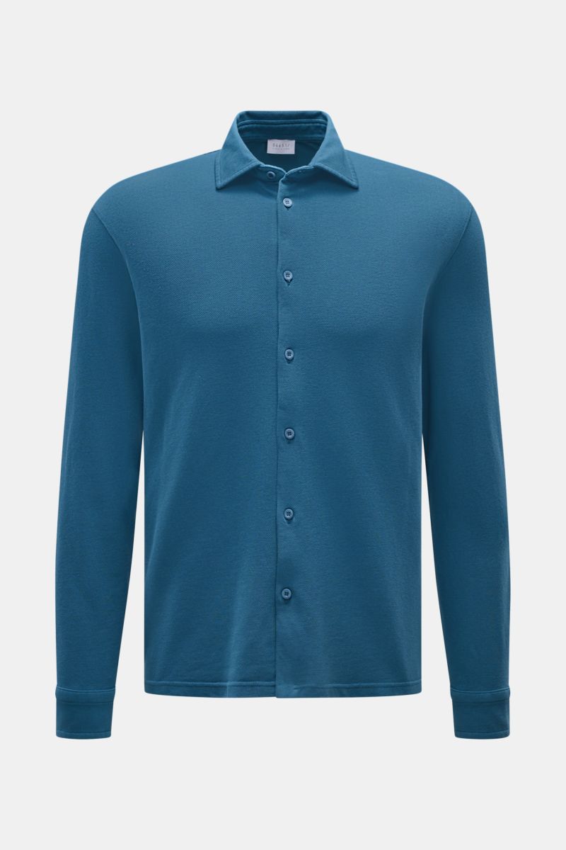 Front view of 04651/ A trip in a bag Piqué shirt slim collar teal in pure cotton piqué, garment-dyed with regular fit, narrow collar, French button placket, barrel cuffs, straight hem, short hem vents, and small woven label. Casual everyday basic perfect 