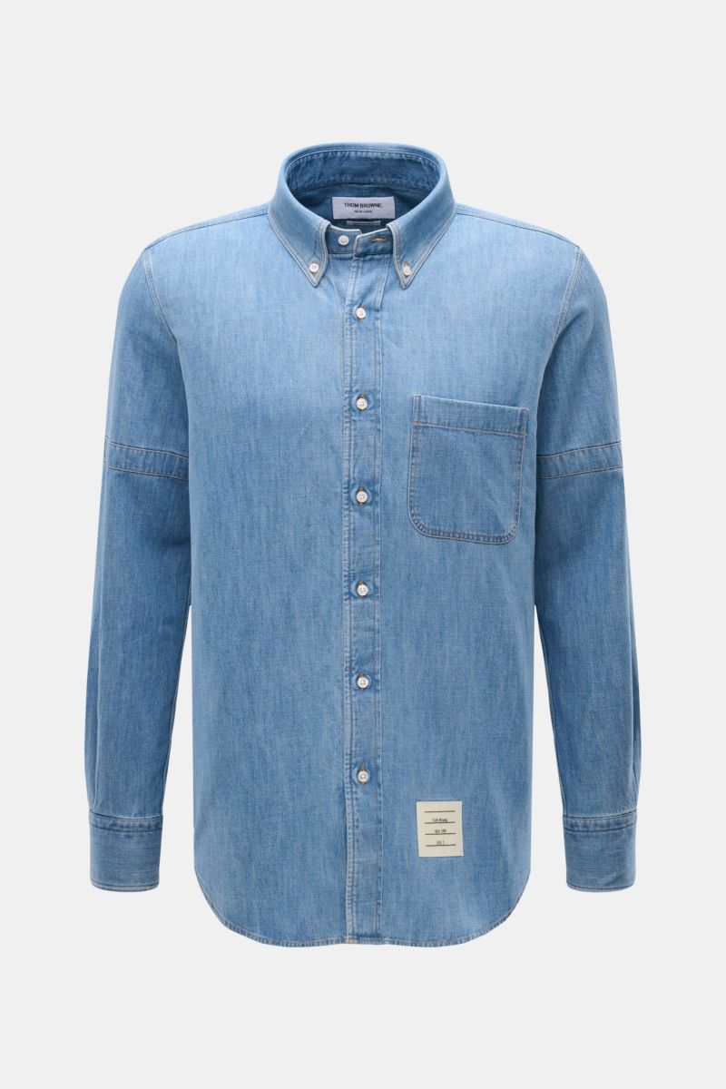 Front view of Thom Browne Jeanshemd Button-Down-Kragen rauchblau in light blue denim with button-down collar, chest pocket, and button placket.

Description: Zeitlose Luxus-Denimwear: Das Jeanshemd von THOM BROWNE überzeugt mit markentypischen Signatur