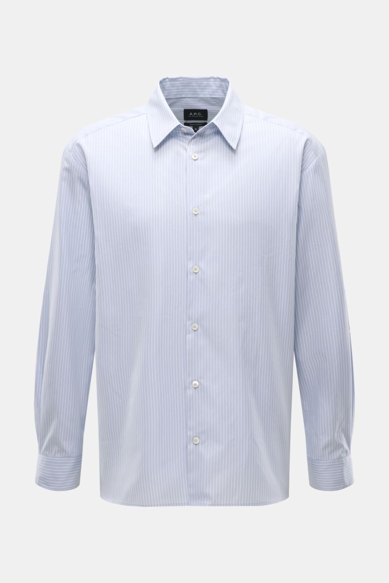 A front view of the A.P.C. Casual Hemd 'Malo' Kent-Kragen hellblau/weiß gestreift shirt, made of pure cotton with a smooth feel, oversized fit, Kent collar, French button placket, classic sport cuffs, and slightly rounded hem. Zeitlose Eleganz trifft mode