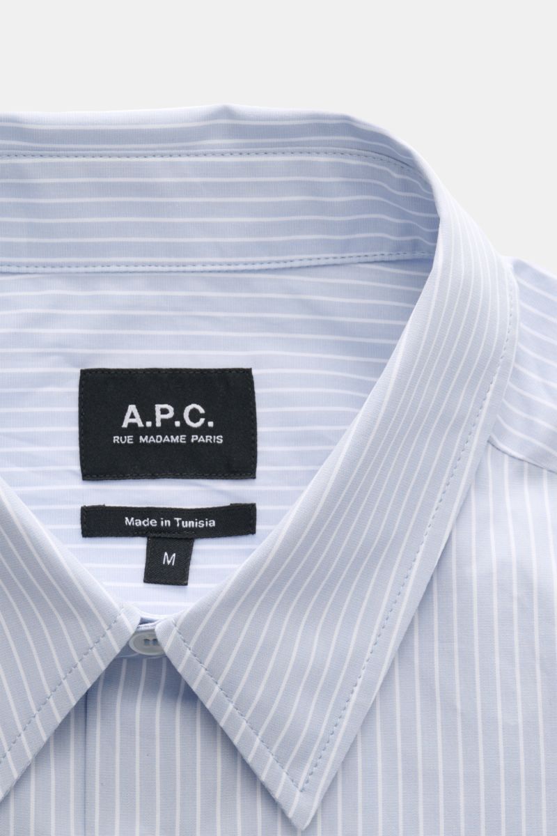Close-up top view of A.P.C. Casual Hemd 'Malo' Kent-Kragen hellblau/weiß gestreift with label, showing classic Kent collar and fine blue and white stripes.

Additional content: 
Zeitlose Eleganz trifft moderne Lässigkeit: Das Hemd 'Malo' von A.P.C. übe