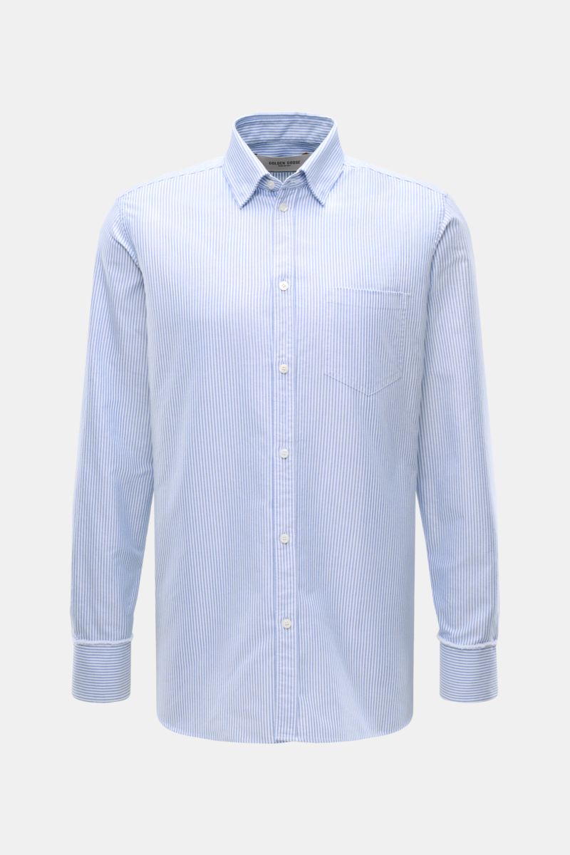 Golden Goose Oxford-Hemd Kent-Kragen blau/weiß gestreift shown front-facing, slim fit cotton shirt with Kent collar, button placket, chest pocket, and striped pattern.

Modernes Essential mit Signature-Attitüde: Das Baumwollhemd von GOLDEN GOOSE ergänz